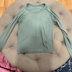 Lululemon long sleeve size 8
